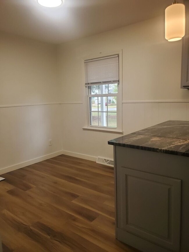 Building Photo - Newly Renovated 3 bedroom Single Family Ho...
