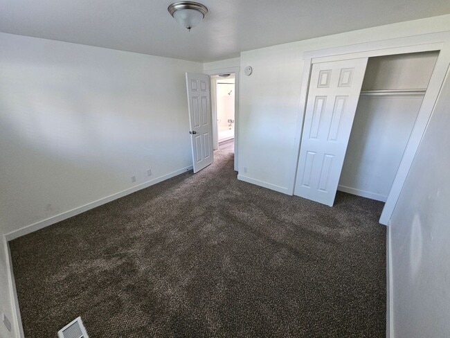 Building Photo - 580 S 470 E