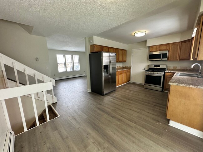 Building Photo - MOVE IN SPECIAL! Cozy 5 bedroom 2 bath Home - Erie