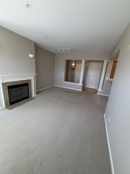 Living facing front entr - 10042 Main St