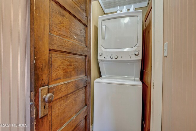 Building Photo - 2681 Island Dr