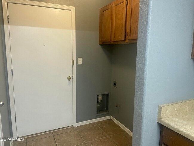 Building Photo - 5724 Saluki Dr