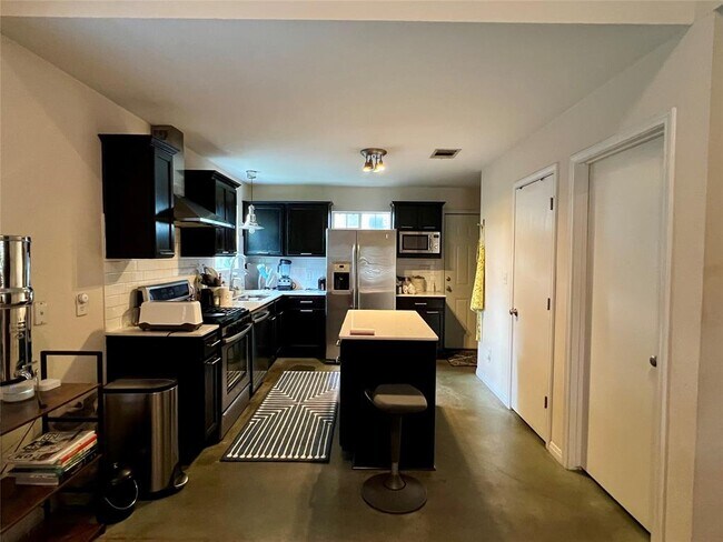 Building Photo - 2409 Santa Rosa St