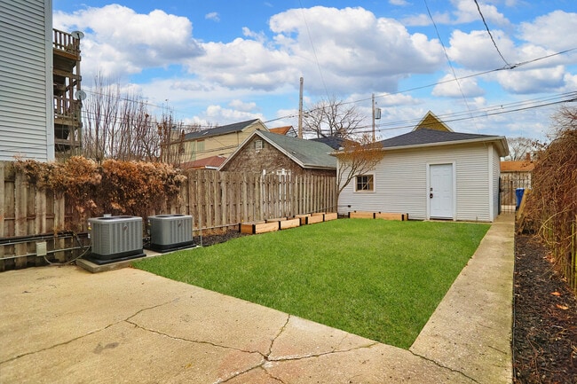 Building Photo - 3111 N Oakley Ave