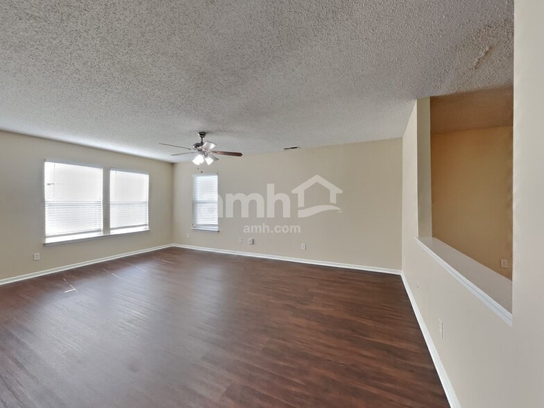 Building Photo - 2185 Shadowbrook Dr