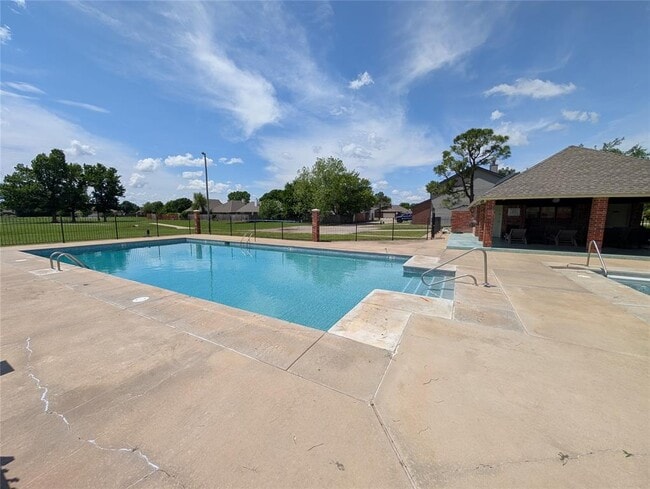 Building Photo - 2817 Brompton Dr