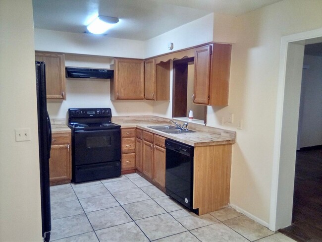 Building Photo - Great 3 bedrooms 2 baths single-family hom...