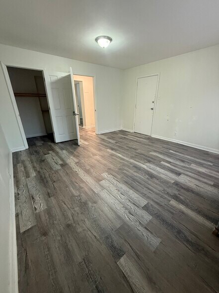 Room 1 - 140 E Jersey St
