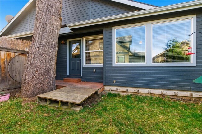 Building Photo - 3 Bedroom, 2 Bath, with 2 Car Garage Located on the Central Bench Rim