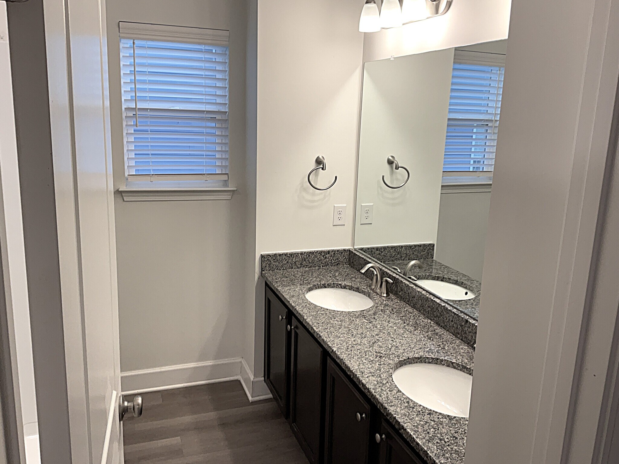 Building Photo - 5702 Lakemont Dr