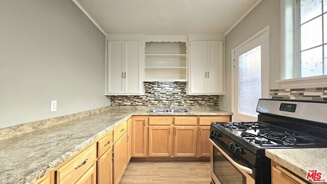 Building Photo - 1022 S Norton Ave