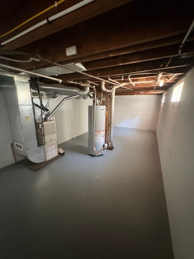 Building Photo - 813 W Maywood Ave