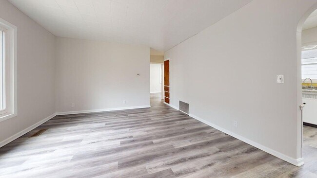 Building Photo - Charming 2 Bedroom Home in Akron