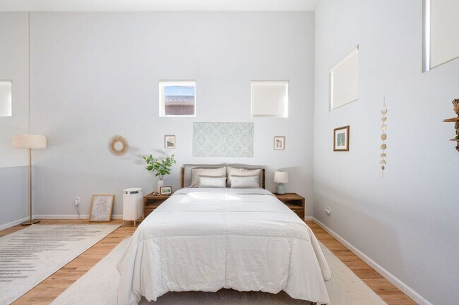 Building Photo - Furnished 2BD, 2BA Corner Unit Condo in Lowry