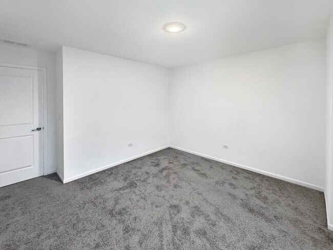 Building Photo - 1135 White Oak Cir