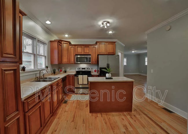 Building Photo - 513 Lytle St