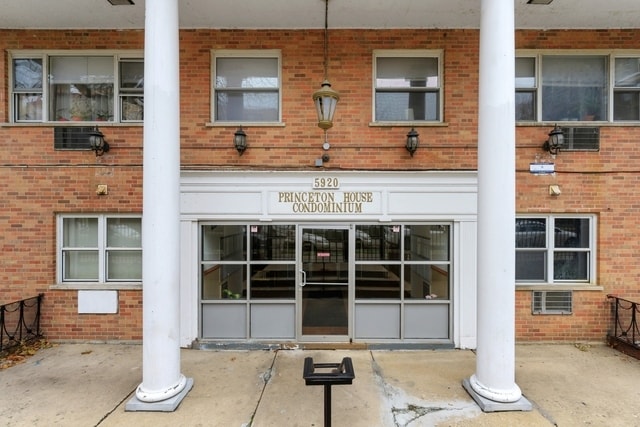 Building Photo - 5920 N Kenmore Ave