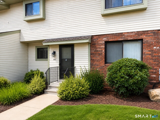 Building Photo - 501 Summer Hill Dr