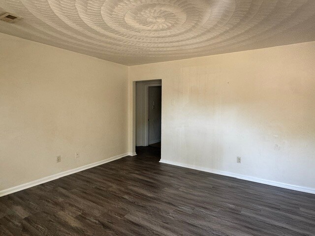 Building Photo - 2016 Pond Ln