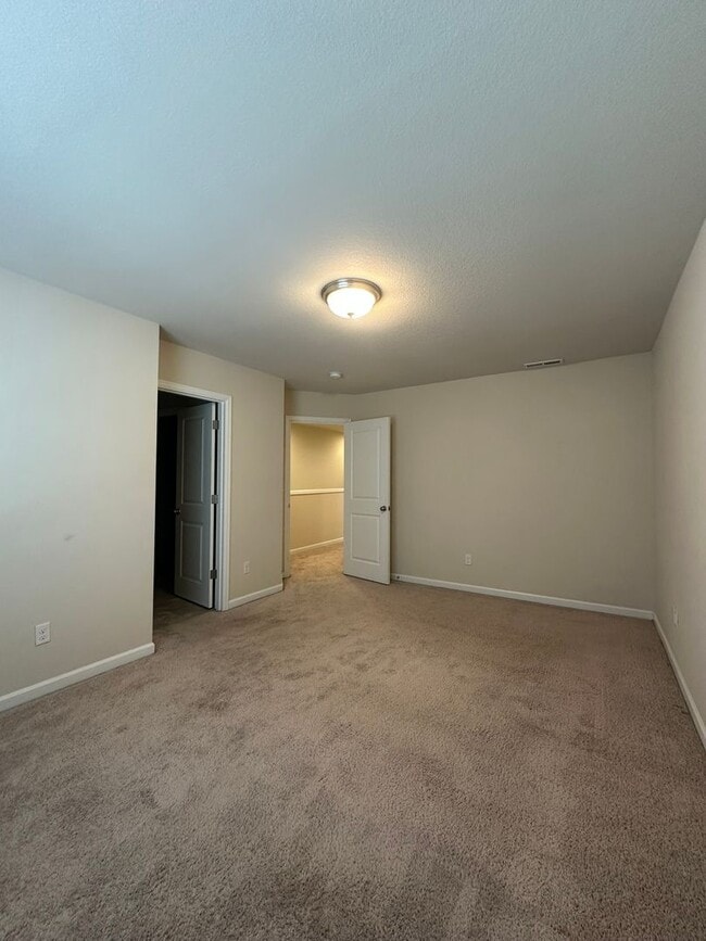 Building Photo - Newer Sherwood 3bd, 2.5ba Townhouse. Has A...