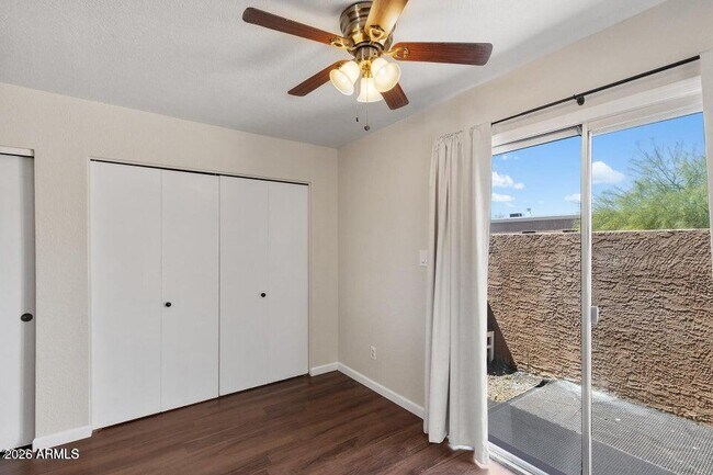 Building Photo - 330 W Tonopah Dr