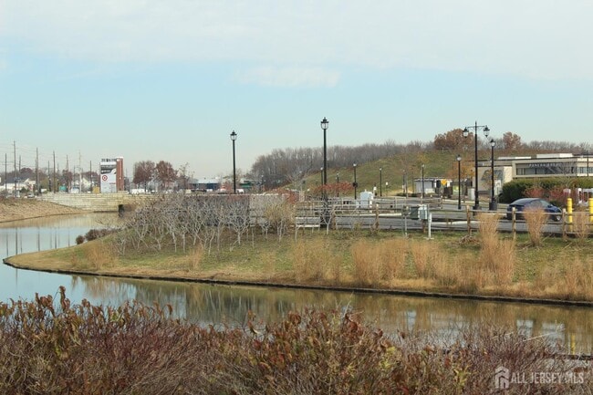 Building Photo - 6 Bond St