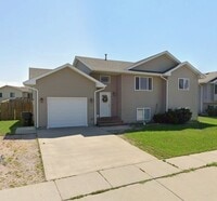 Building Photo - ~ FALL FEELS (And DEALS!) ~ Beautiful 3 Be...