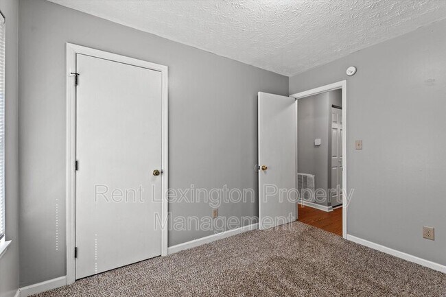 Building Photo - 3340 Featherston Dr