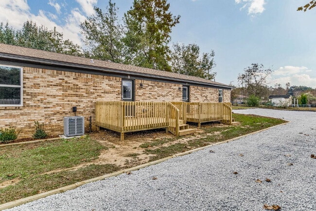 Building Photo - Welcome home to this beautifully updated 2-bedroom, 1-bath unit in a well-maintained triplex!