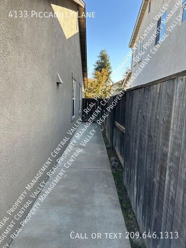 Building Photo - Turlock 3 Bedroom 2 Bathroom Home near Sta...