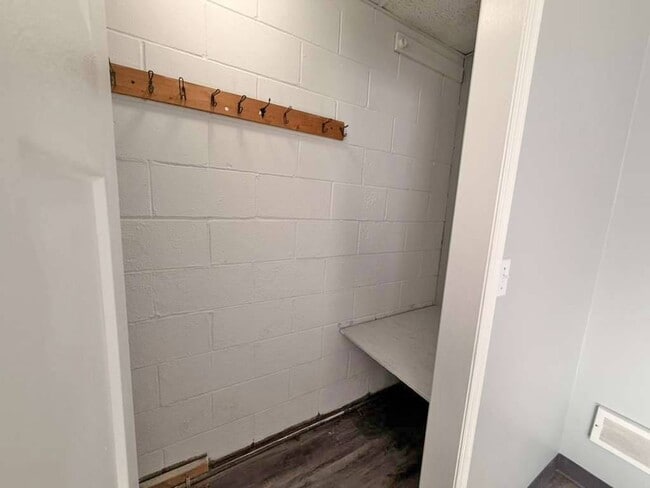 Building Photo - 2254 S Riverside Dr