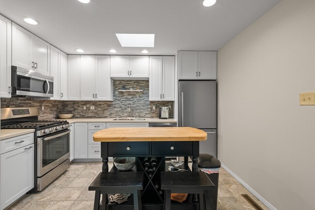 Building Photo - 438 Sylvan Dr