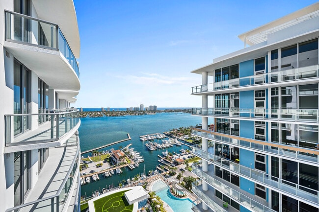 Building Photo - 220 Lake Shore Dr