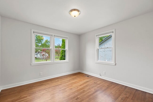 Building Photo - Knoxville 37909 - 3 bedroom 2 bath - call ...