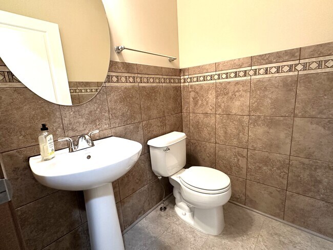 Building Photo - 6218 Shadyview Ln N