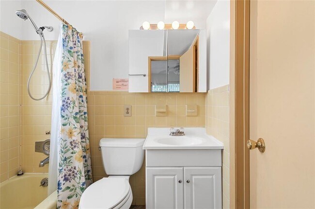 Building Photo - 3225 NE 16th St