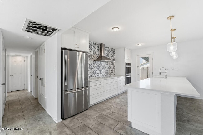 Building Photo - 1644 E Broadmor Dr