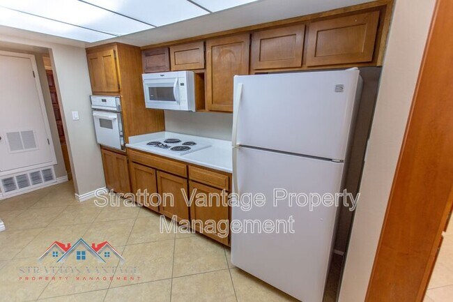 Building Photo - 704 E La Jolla Dr