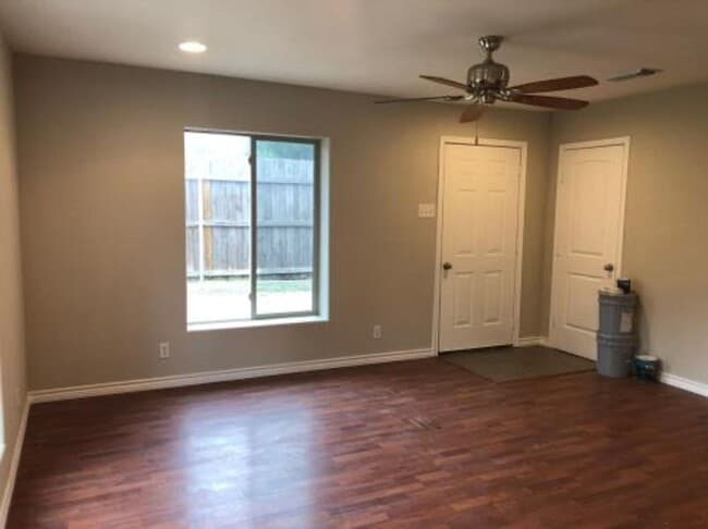Building Photo - 2 Bedrooms / 1 Bathroom