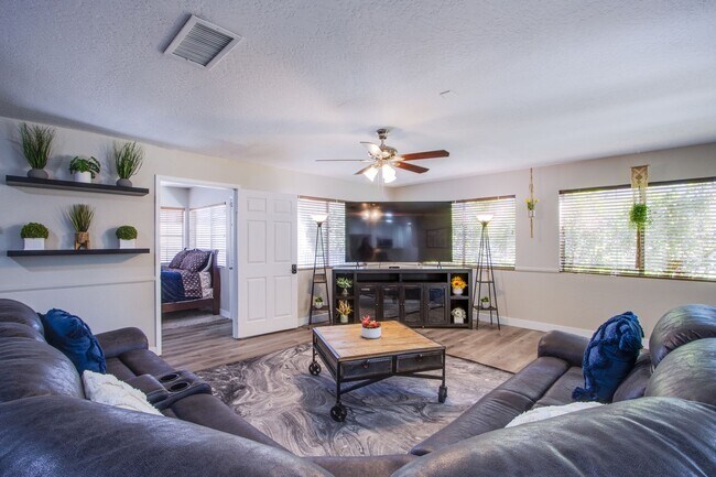 Building Photo - Spacious, Stylish, and Fully Furnished – L...