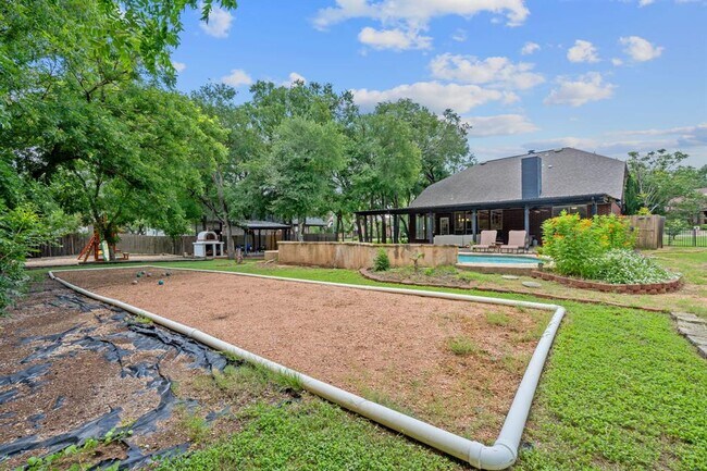 Building Photo - 222 Primrose Dr