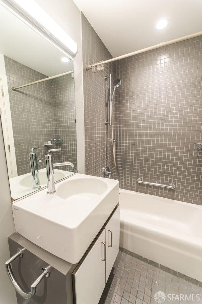 Building Photo - 325 Clipper St