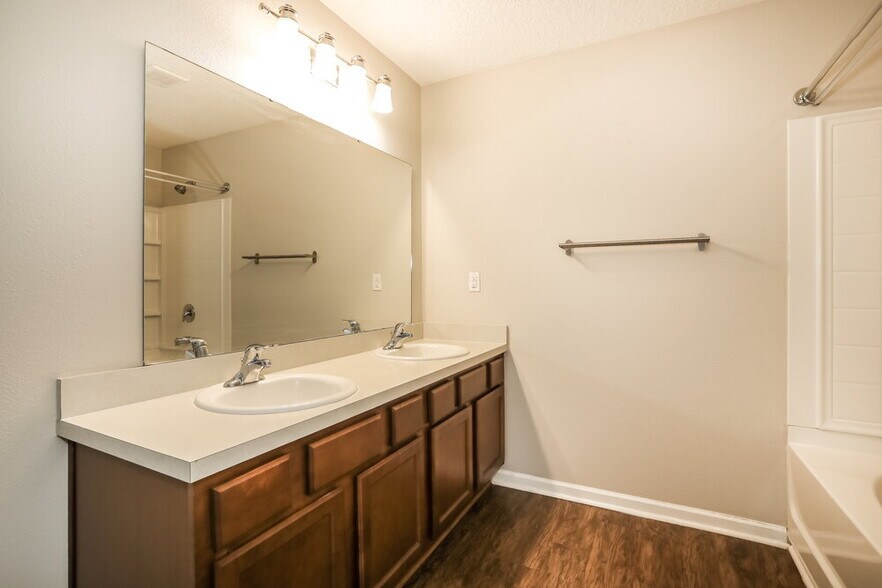 Building Photo - 3800 Falcon Crest Dr