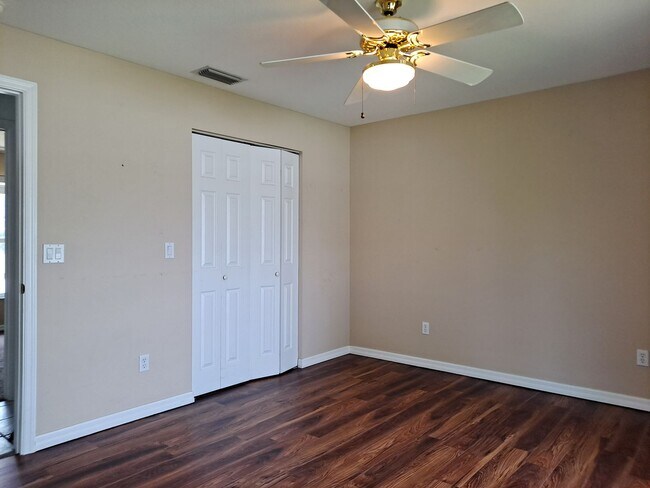 Building Photo - Available Mid-Nov! 3BR 2BA OFF RIVERSIDE D...