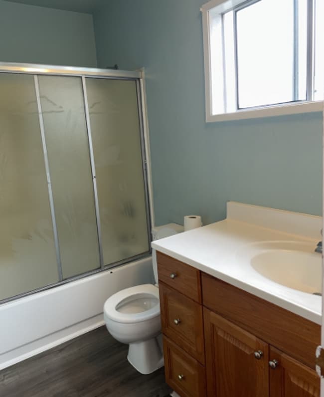 Building Photo - Large House, 6 Bedrooms Preleasing NOW!