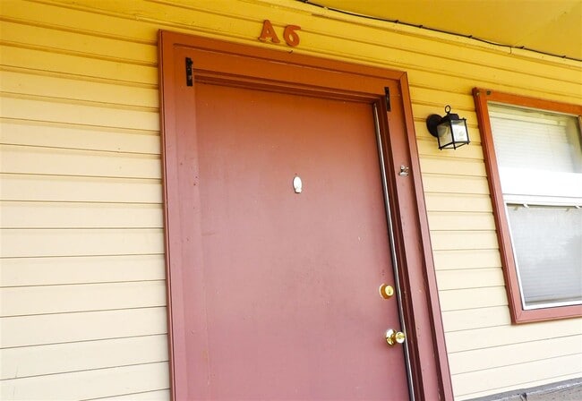 Building Photo - 1707 SW B Ave