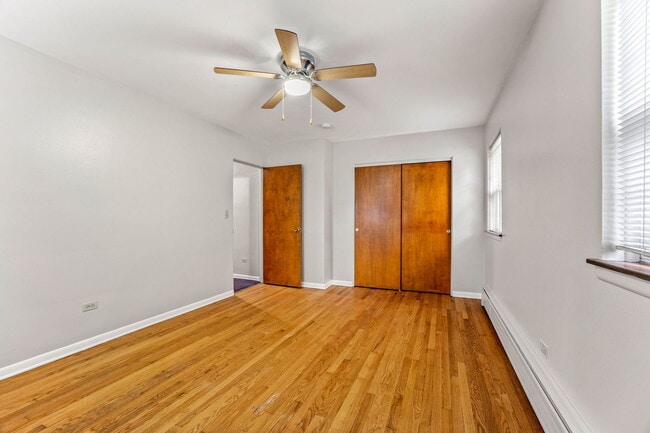 Building Photo - 21 E Thorndale Ave