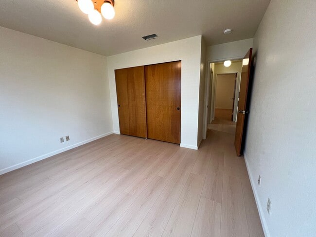 Building Photo - Grand Ave Barakat