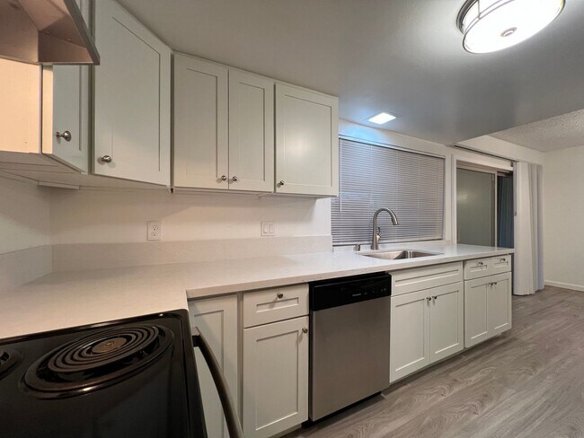 Building Photo - 3 Bed 2.5 Bath Townhouse