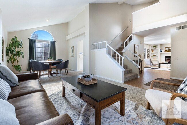 Building Photo - 805 E Buckhill Rd